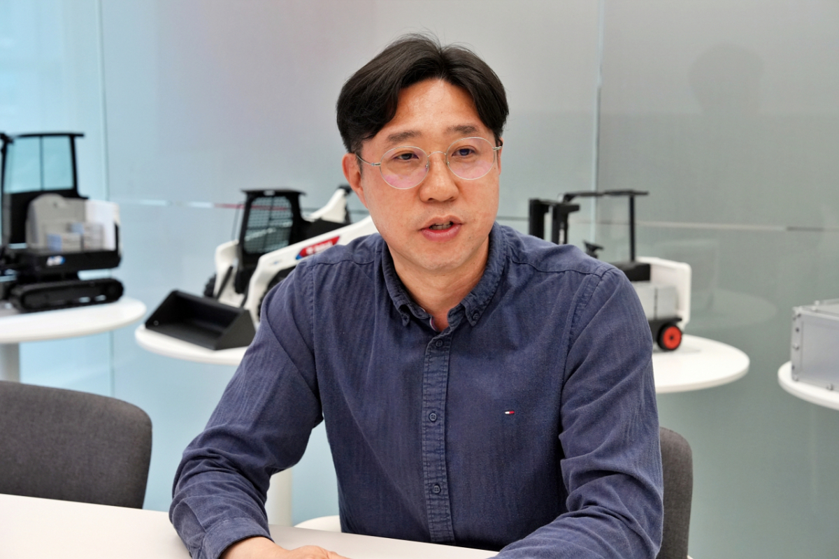 지난달 22일 찾은 경기도 안양시의 두산밥캣 전동화 연구소 '이포스랩(eFORCE LAB.)'. 사진은 진창언 이포스랩 팀장의 모습./사진제공=두산밥캣