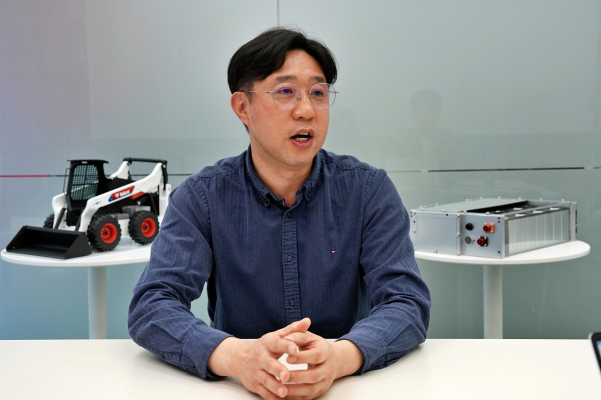 지난달 22일 찾은 경기도 안양시의 두산밥캣 전동화 연구소 '이포스랩(eFORCE LAB.)'. 사진은 진창언 이포스랩 팀장의 모습./사진제공=두산밥캣