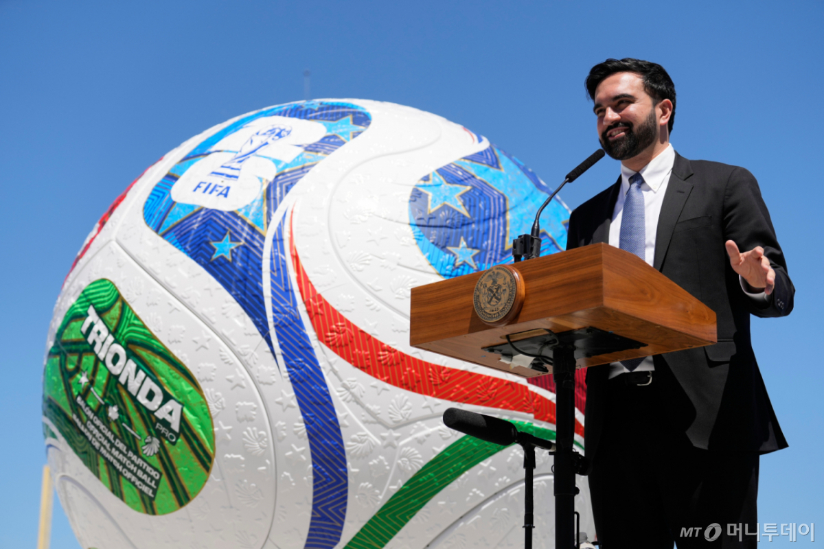  2026 FIFA 북중미 월드컵을 앞두고 미국 현지에서 지나치게 비싼 티켓 가격을 둘러싼 불만이 이어지고 있다. 사진은 조란 맘다니 미국 뉴욕시장이 27일(현지 시간) 뉴욕 스태튼 아일랜드에서 대형 축구공 조형물을 배경으로 기자회견하는 모습. /사진=머니투데이 사진 DB