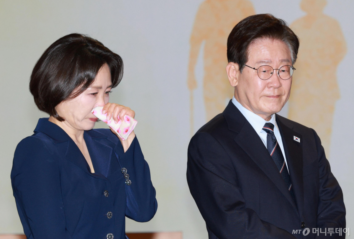 [서울=뉴시스] 고범준 기자 = 이재명 대통령과 김혜경 여사가 8일 서울 중구 대한상공회의소에서 열린 제54회 어버이날 기념식에 참석해 있다.   어버이날 기념식에 대통령 부부가 함께 참석한 것은 이번이 처음이다. 2026.05.08. bjko@newsis.com /사진=고범준