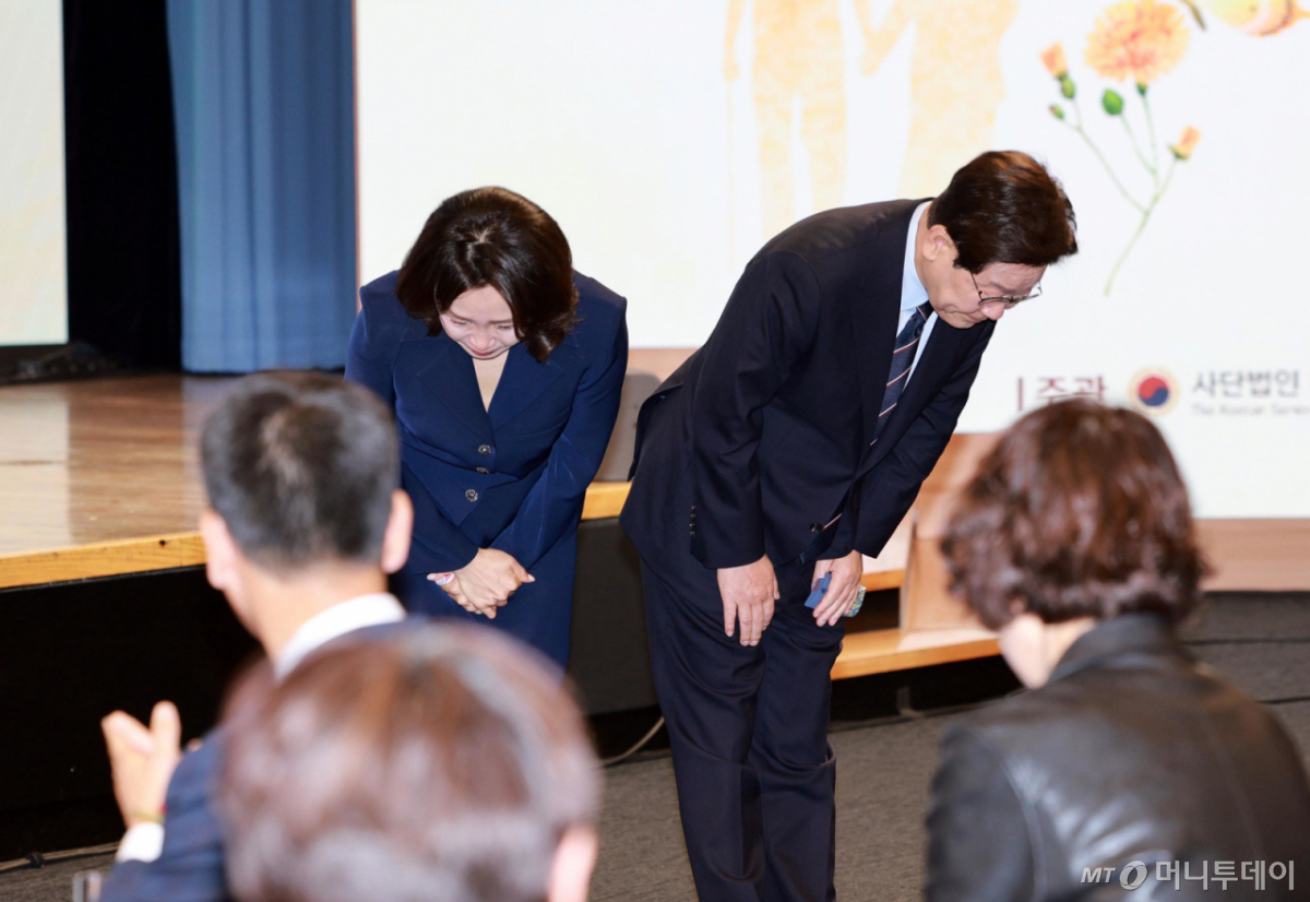 (서울=뉴스1) 허경 기자 = 이재명 대통령과 김혜경 여사가 8일 서울 중구 대한상공회의소에서 열린 제54회 어버이날 기념식에서 참석자들을 향해 인사하고 있다.  2026.5.8/뉴스1  Copyright © 뉴스1. All rights reserved. 무단 전재 및 재배포,  AI학습 이용 금지. /사진=(서울=뉴스1) 허경 기자