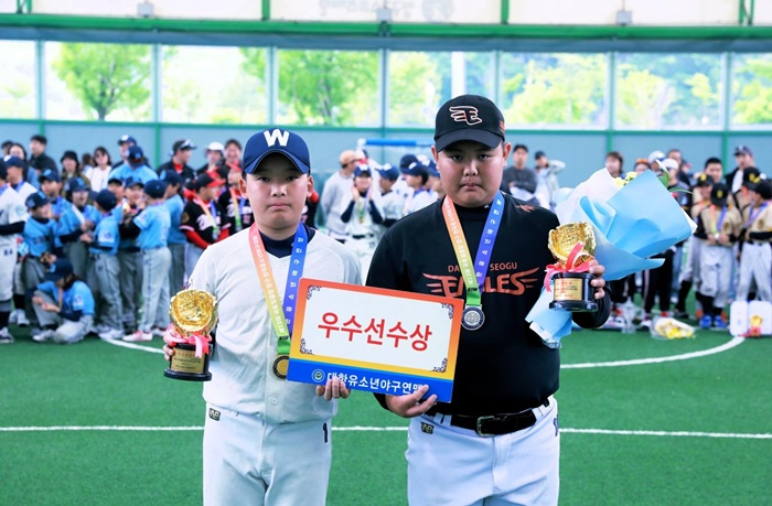 우수선수상을 받은 문현서(왼쪽·경기 휘문아카데미유소년야구단)와 박도혁(대전서구유소년야구단). /사진=대한유소년야구연맹