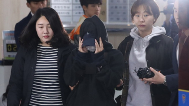 홍익대 누드 크로키 수업에서 남성 모델 나체를 몰래 촬영한 뒤 남성 혐오 사이트 '워마드'에 무단 유포한 혐의를 받는 20대 여성 모델 안모씨(가운데)가 서울서부지법으로 이동 중인 모습. /사진=뉴시스