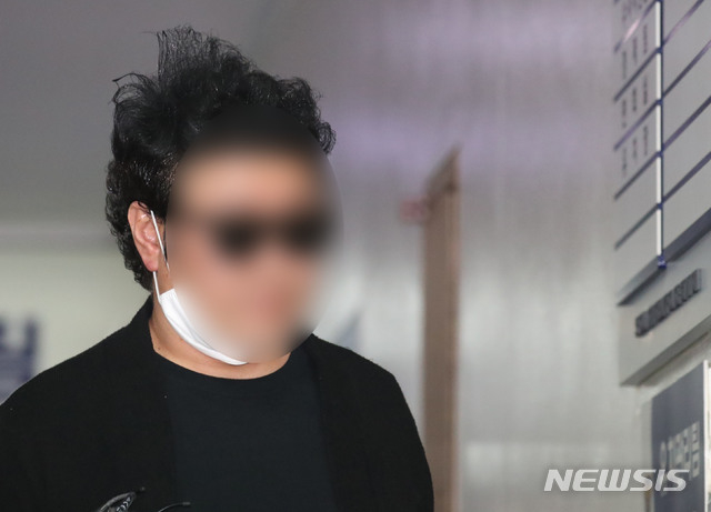 아파트 경비원 최희석씨에게 폭행과 폭언 가해자로 지목된 서울 강북구 우이동 소재 아파트 입주민 심모씨가 2020년5월18일 오전 서울 강북경찰서에서 소환조사를 마친 후 경찰서를 나서고 있다. /사진=뉴시스