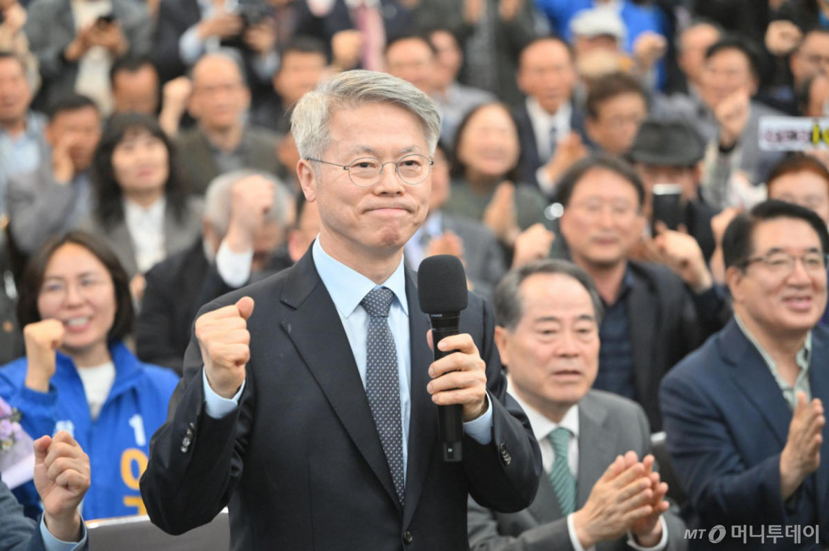 [광주=뉴시스] 이영주 기자 = 더불어민주당 전남광주통합특별시장 후보자로 선출된 민형배 후보가 14일 오후 광주 서구 자신의 선거사무소에서 지방선거 승리를 다짐하고 있다. 2026.04.14. leeyj2578@newsis.com /사진=이영주