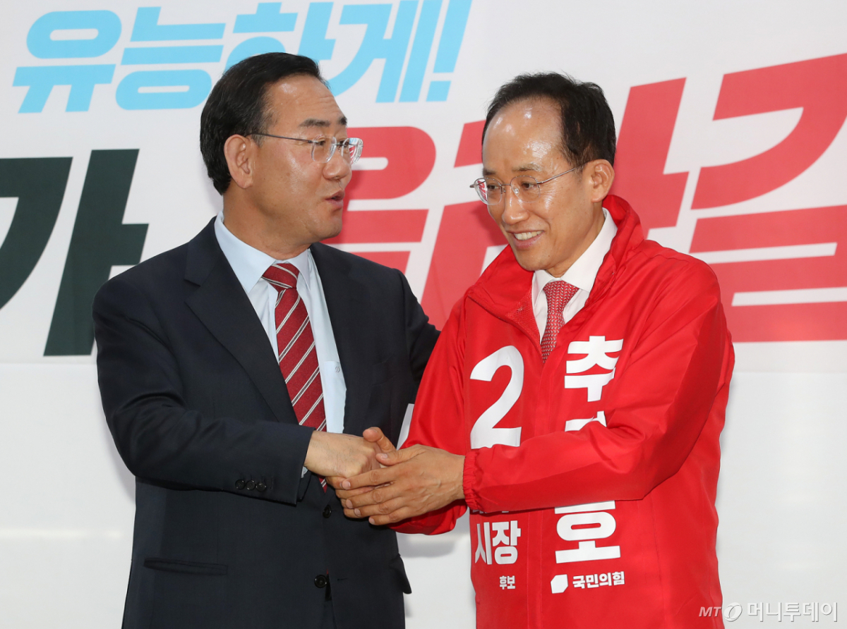 (대구=뉴스1) 공정식 기자 = 주호영 국회부의장이 8일 오후 대구 수성구 국민의힘 대구시당에서 6·3 지방선거 대구시장 선거대책위원회 총괄선거대책위원장 수락의 뜻을 밝힌 뒤 추경호 대구시장 후보와 인사 나누고 있다. 2026.5.8/뉴스1  Copyright © 뉴스1. All rights reserved. 무단 전재 및 재배포,  AI학습 이용 금지. /사진=(대구=뉴스1) 공정식 기자