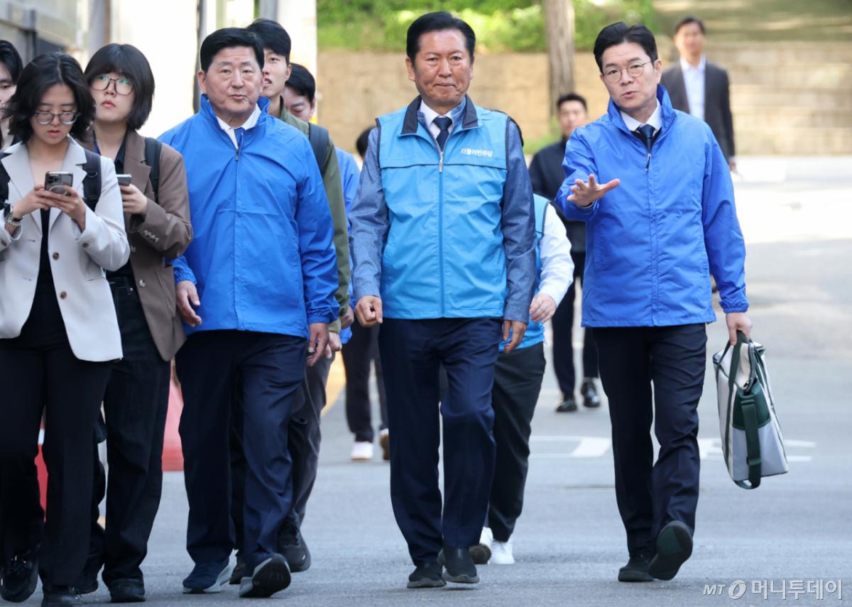  정청래 더불어민주당 대표가 8일 서울 송파구 거리에서 6.3 지방선거 정원오 서울시장 후보(오른쪽), 조재희 서울 송파구청장 후보와 우유배달 봉사활동을 하고 있다. /사진=뉴스1