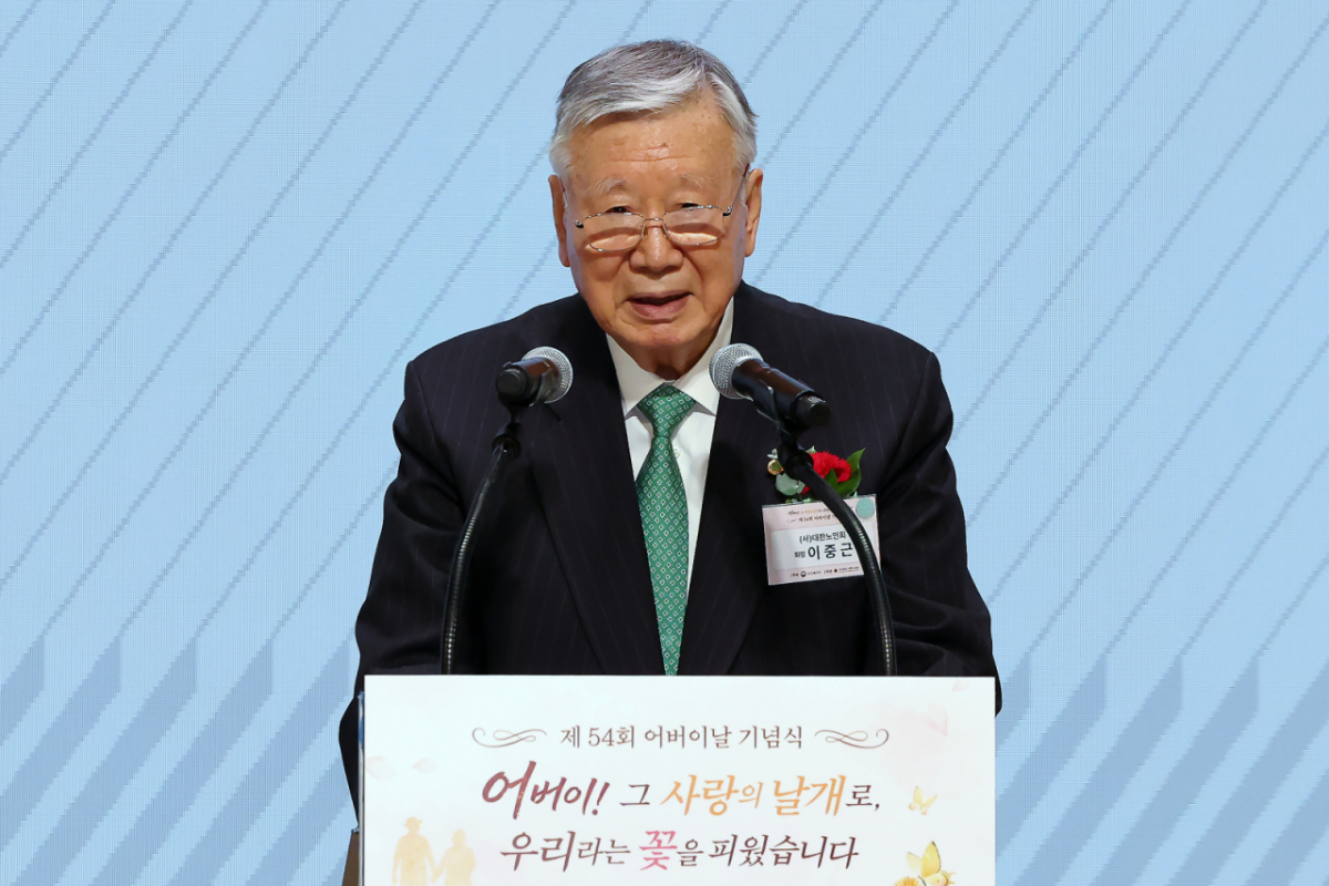 (서울=뉴스1) 허경 기자 = 대한노인회장 이중근이 8일 서울 대한상공회의소에서 열린 제54회 어버이날 기념식에서 인사말을 하고 있다. 2026.5.8/뉴스1  Copyright © 뉴스1. All rights reserved. 무단 전재 및 재배포,  AI학습 이용 금지. /사진=(서울=뉴스1) 허경 기자