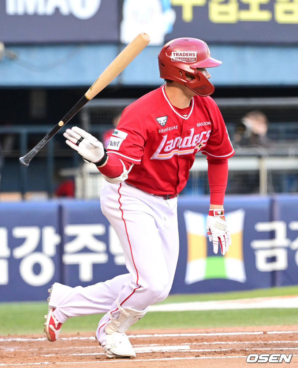SSG 랜더스 김재환이 8일 두산 베어스와 원정경기 2회초 첫 타석에서 안타를 신고하고 있다.