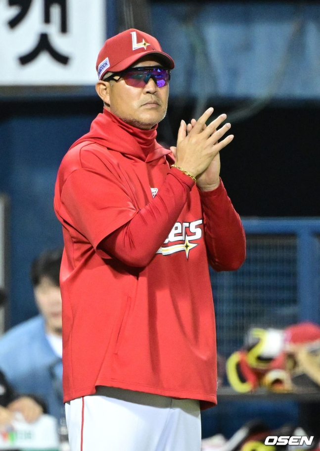 이숭용 SSG 감독이 승리 후 선수들을 향해 박수를 치며 독려하고 있다.