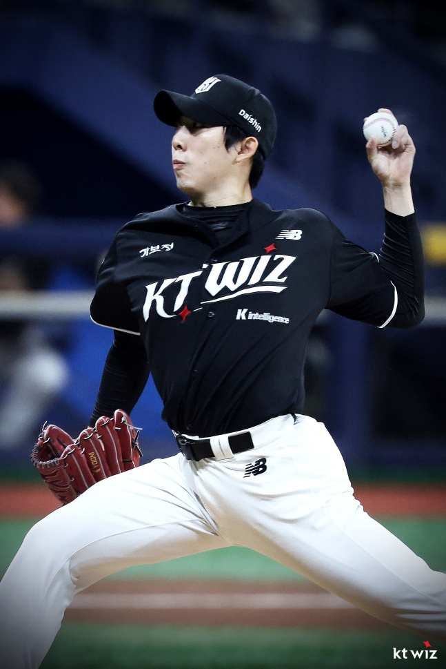 KT 오원석이 8일 고척 키움전에서 역투하고 있다. /사진=KT 위즈 제공