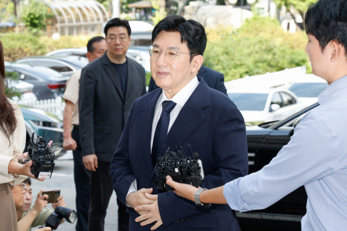  방시혁 하이브 의장이 지난해 9월15일 오전 자본시장법 위반 혐의(사기적 부정거래) 관련 조사를 받기 위해 마포구 서울경찰청 금융범죄수사대에 출석하며 취재진 질의에 답하고 있다./사진=뉴스1.