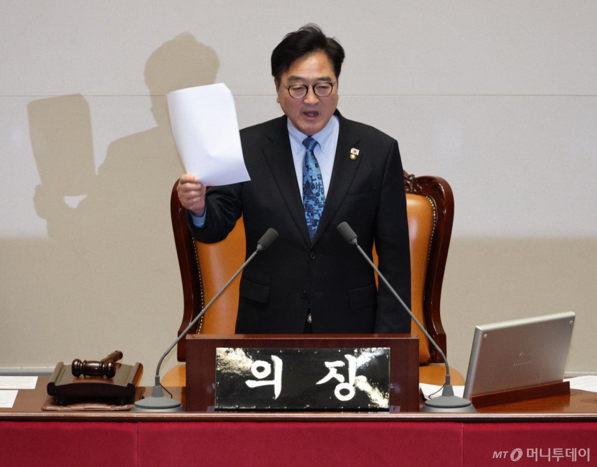  우원식 국회의장이 8일 오후 서울 여의도 국회에서 열린 제435회국회(임시회) 제2차 본회의에서 진보 여권 주도 헌법개정안 의결 시도에 대해 필리버스터로 대응하겠다는 뜻을 밝힌 국민의힘을 강하게 비판하고 있다. /사진=뉴시스