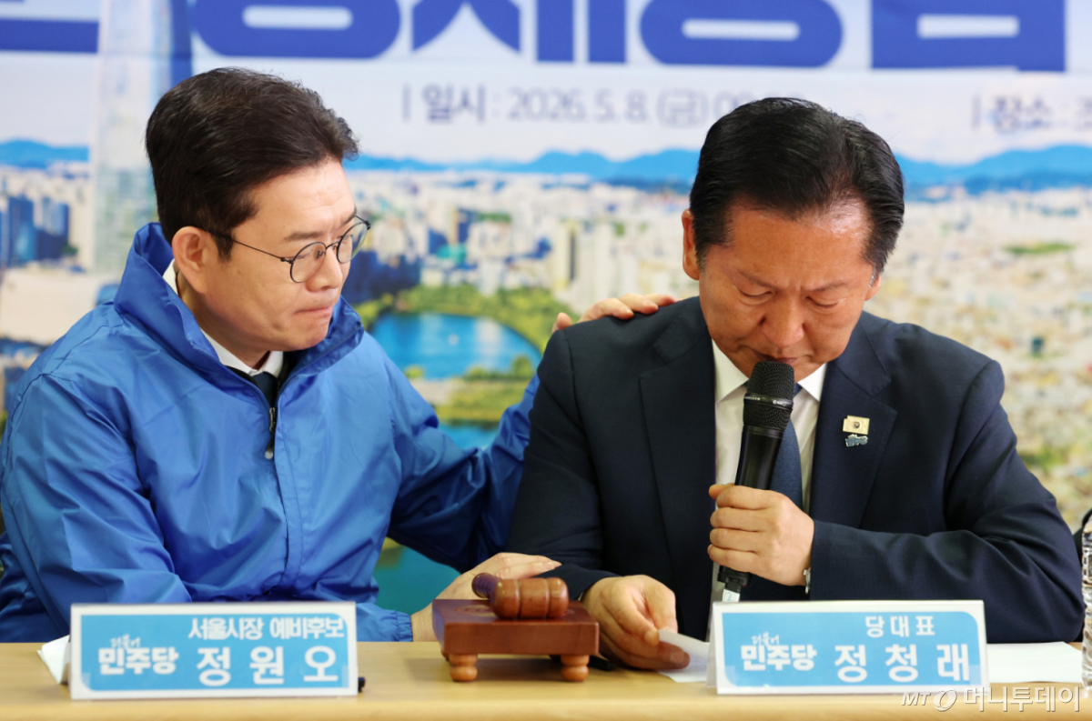  정청래 더불어민주당 대표가 8일 오전 서울 송파구 조재희 송파구청장 후보 선거사무소에서 열린 송파구 현장 최고위원회의에 참석해 노상원 수첩에 나온 연평도 비상계엄 수용시설 관련 발언을 하며 울컥하자 정원오(왼쪽) 서울시장 후보가 정 대표를 다독이고 있다. /사진=뉴시스