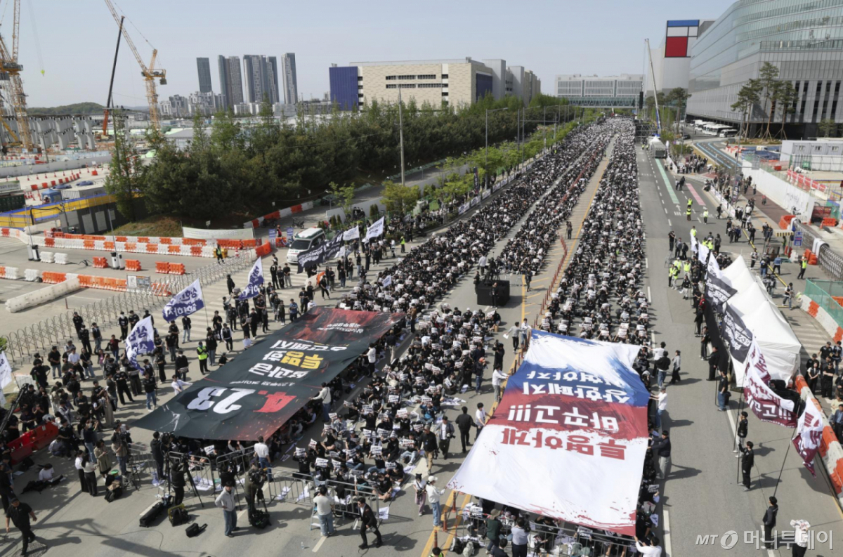  삼성전자노동조합 공동투쟁본부 조합원들이 23일 오후 경기 평택시 삼성전자 평택사업장 앞에서 열린 투쟁결의대회에서 구호를 외치고 있다. (공동취재) /사진=뉴시스