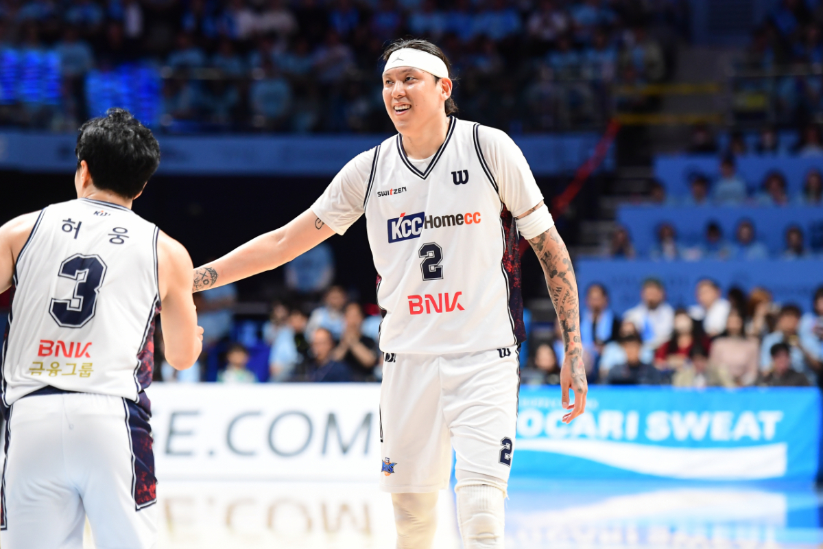 최준용(오른쪽)이 미소지으며 허웅을 반기고 있다. /사진=KBL 제공