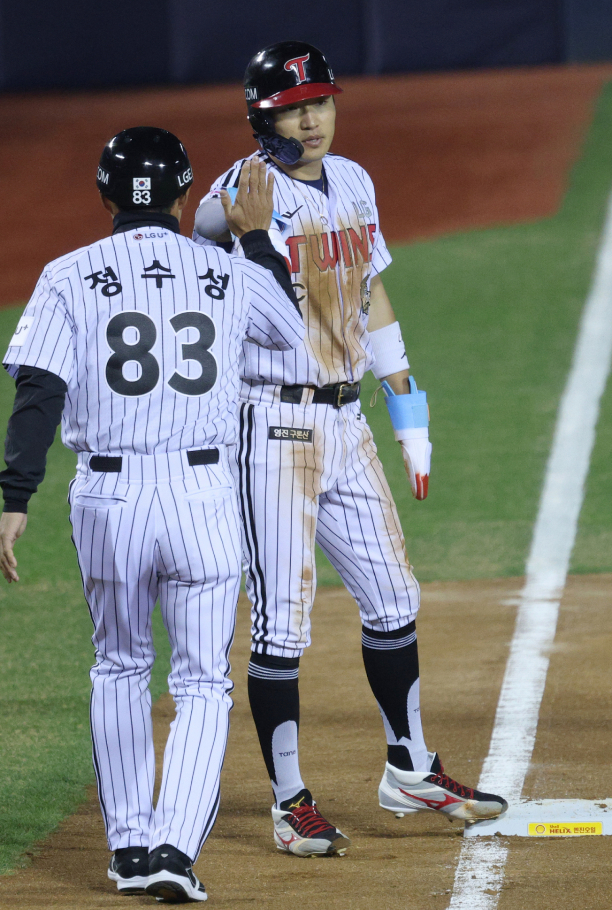 2026 신한 SOL KBO리그 LG 트윈스 대 KIA 타이거즈 경기가 2일 서울 잠실야구장에서 열렸다.  LG 7회말 1사 1루에서 1루주자 박해민이 홍창기 타석 때 2루 도루에 이어 공이 빠지는 틈을 타 3루까지 진루한 후 정수성 코치의 환영을 받고 있다. /사진=김진경 대기자