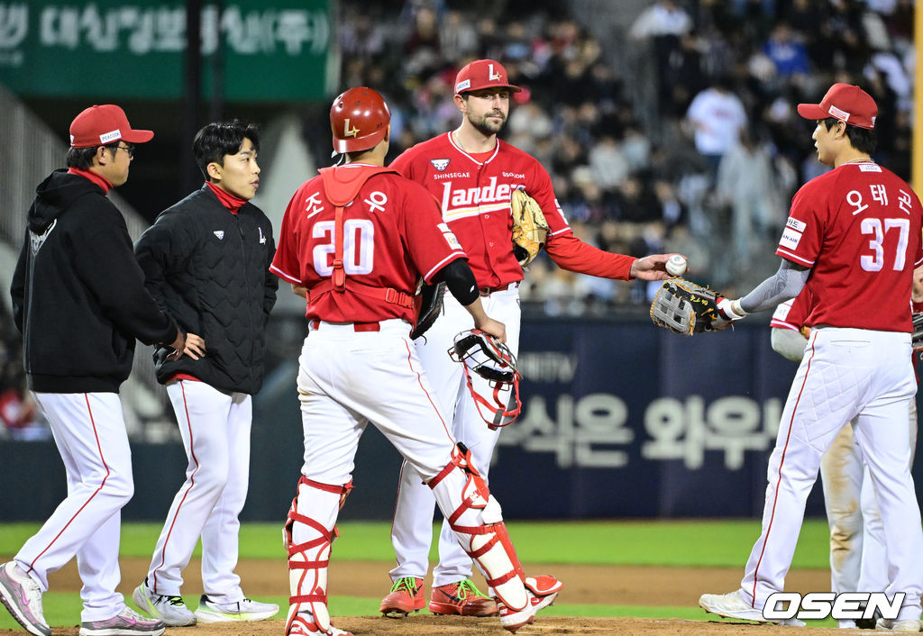 SSG 랜더스 앤서니 베니지아노(가운데)가 8일 두산 베어스와 원정경기에 선발 등판해 6회말 2사에서 경헌호 투수코치(왼쪽 끝)가 마운드에 오르자 공을 넘기고 내려갈 준비를 하고 있다.