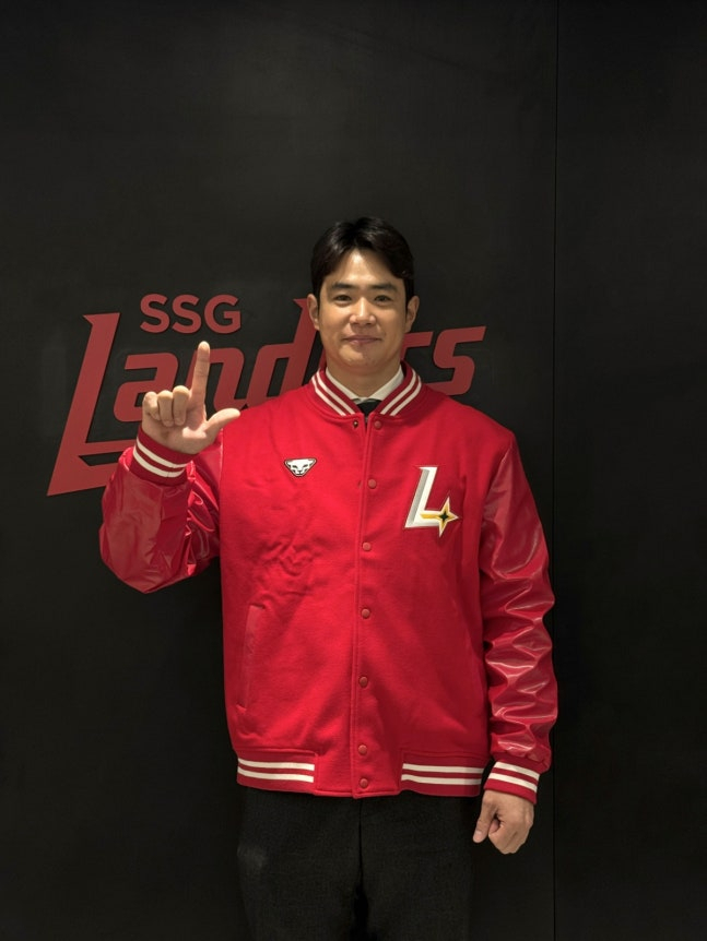 김재환이 시즌을 앞두고 SSG와 FA 계약을 맺은 뒤 랜더스를 상징하는 손 동작으로 포즈를 취하고 있다. /사진=SSG 랜더스 제공
