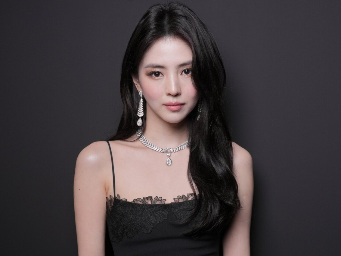 배우 한소희는 지난해 5월 '2025 케어링 우먼 인 모션 어워즈'에 참석 당시 럭셔리 주얼리 브랜드 '부쉐론'의 시그니처 하이 주얼리 컬렉션 '아키텍처' 목걸이와 귀걸이를 착용했다. /사진=부쉐론(Boucheron)