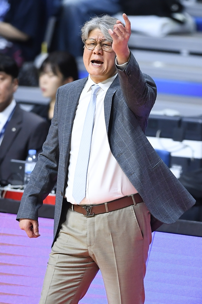 손창환 고양 소노 감독이 9일 오후 2시 부산 사직실내체육관에서 열린 2025~2026 LG전자 프로농구 챔피언결정전(7전 4선승제) 3차전 경기 중 소리치고 있다. /사진=KBL 제공