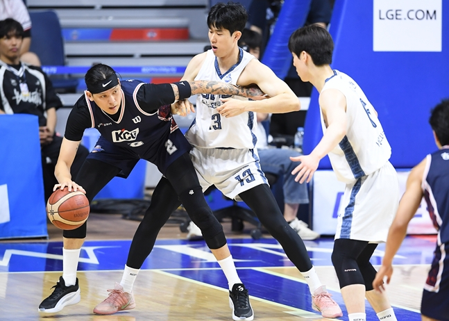 최준용(왼쪽)이 9일 오후 2시 부산 사직실내체육관에서 열린 2025~2026 LG전자 프로농구 챔피언결정전(7전 4선승제) 3차전 경기 중 임동섭(가운데)을 상대로 포스트업하고 있다. /사진=KBL 제공