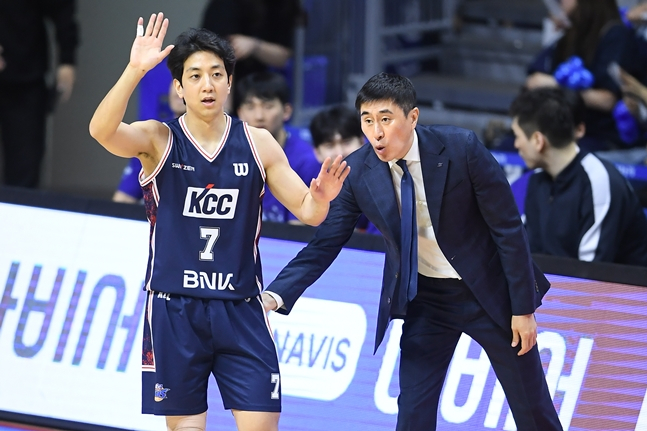 이상민(오른쪽) 감독이 9일 오후 2시 부산 사직실내체육관에서 열린 2025~2026 LG전자 프로농구 챔피언결정전(7전 4선승제) 3차전 경기 중 허훈을 독려하고 있다. /사진=KBL 제공