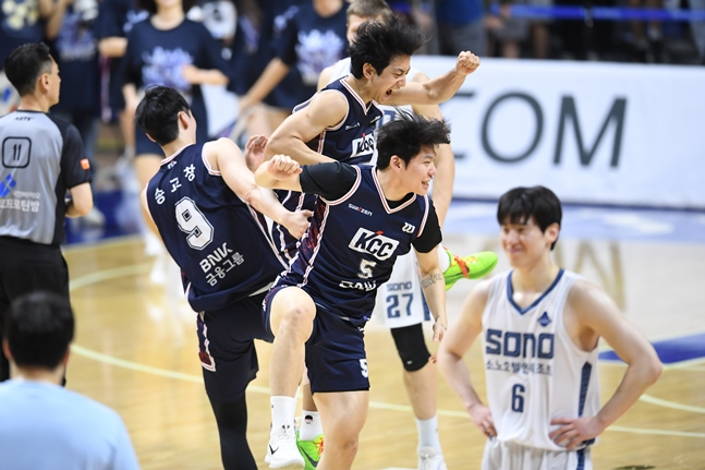 송교창(왼쪽부터), 허훈, 김동현이 9일 부산 사직실내체육관에서 열린 2025~2026 LG전자 프로농구 챔피언결정전 3차전 승리 확정 후 세리머니하고 있다. /사진=KBL 제공