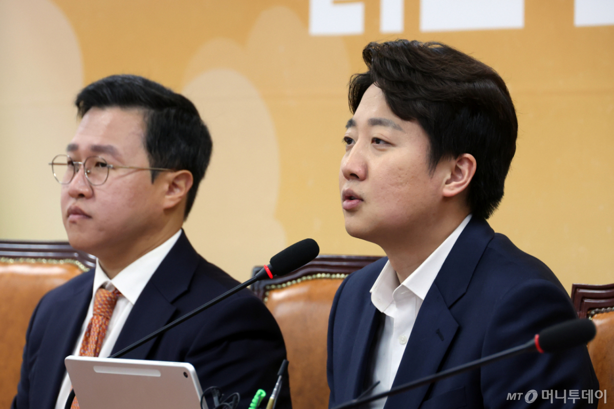 [서울=뉴시스] 고승민 기자 = 이준석 개혁신당 대표가 27일 서울 여의도 국회에서 열린 최고위원회의에서 발언하고 있다. 2026.04.27. kkssmm99@newsis.com /사진=고승민