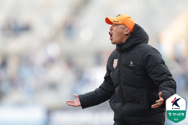 차두리 화성FC 감독이 선수단에 지시를 내리고 있다. /사진=한국프로축구연맹 제공