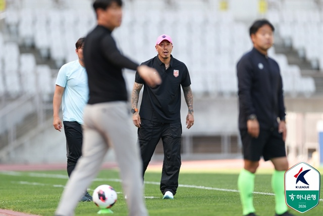 차두리 감독(가운데). 사진=한국프로축구연맹 제공