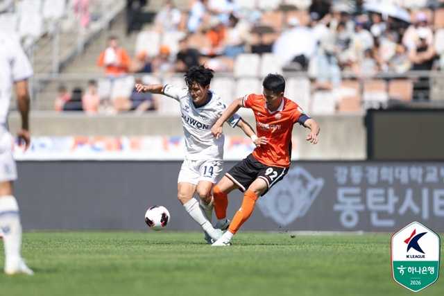 경기에 집중하는 수원FC 구본철(왼쪽). /사진=한국프로축구연맹 제공