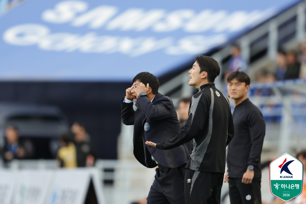 9일 수원월드컵경기장에서 열린 대구FC전에서 선수들에게 지시하고 있는 이정효 수원 삼성 감독. /사진=한국프로축구연맹 제공