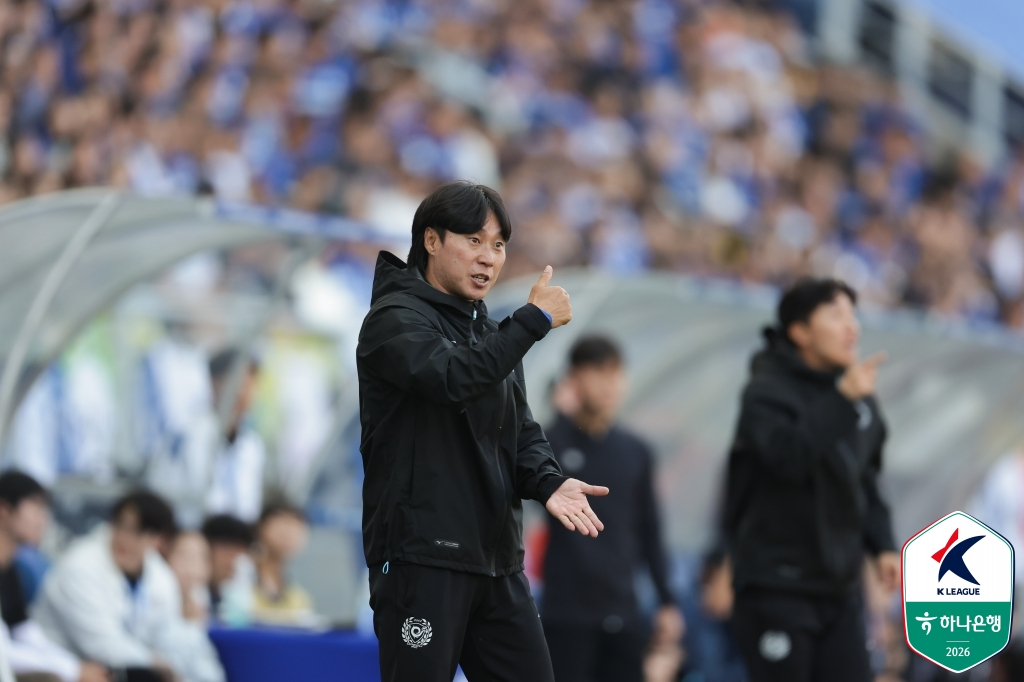 9일 수원월드컵경기장에서 열린 대구FC전에서 선수들에게 지시하고 있는 최성용 대구FC 감독. /사진=한국프로축구연맹 제공