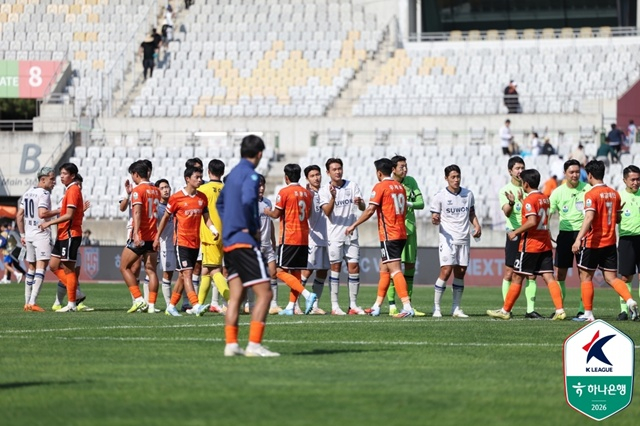 화성FC(주황색 유니폼) 선수단이 수원FC와 인사를 나누고 있다. /사진=한국프로축구연맹 제공