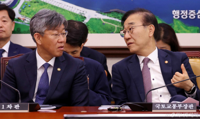 [서울=뉴시스] 조성봉 기자 = 김윤덕 국토교통부 장관이 30일 오전 서울 여의도 국회에서 열린 국토교통위원회 전체회의에서 김이탁 제1차관과 대화를 하고 있다.  2026.04.30. suncho21@newsis.com /사진=조성봉