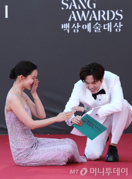 백상예술대상 레드카펫에서 드레스에 걸려 넘어졌던 배우 신현빈이 자신을 부축했던 MC 유재필에게 감사 인사를 전했다. /사진=머니투데이 DB