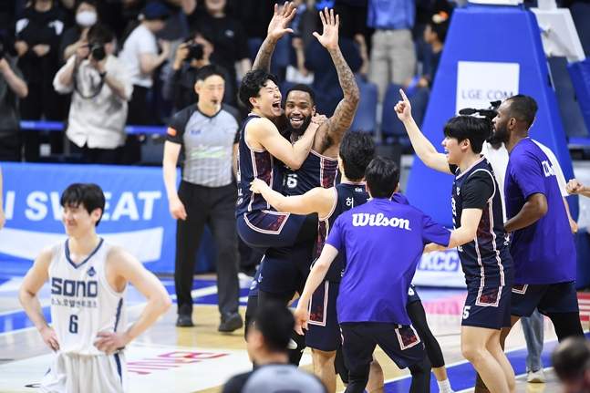 허웅(가운데)이 숀 롱을 안아주고 있다. /사진=KBL 제공