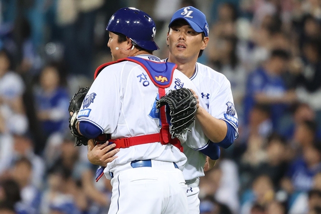 9일 경기를 마친 뒤 장승현과 포옹하는 김재윤. /사진=삼성 라이온즈