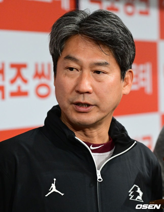 답변하고 있는 설종진 키움 감독.