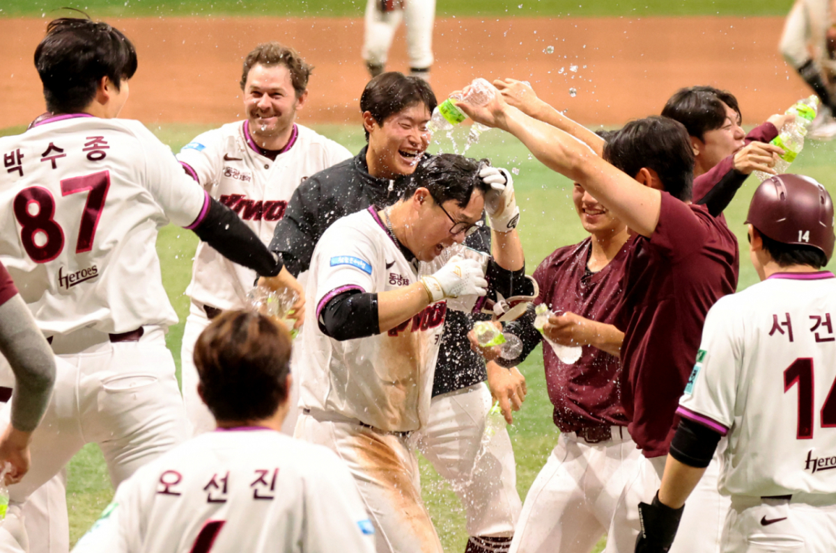 키움 안치홍이 10일 고척스카이돔에서 열리는 2026KBO리그 KT위즈와 키움히어로즈 경기 9회말 1사 만루에서 끝내기 만루홈런을 터트리며 키움의 연패행진에 종지부를 찍고 있다..  2026.05.10. /사진=강영조 cameratalks@