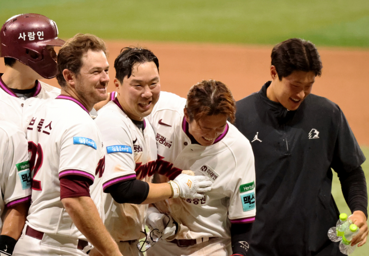 키움 안치홍이 10일 고척스카이돔에서 열리는 2026KBO리그 KT위즈와 키움히어로즈 경기 9회말 1사 만루에서 끝내기 만루홈런을 터트리며 키움의 연패행진에 종지부를 찍고 있다..  2026.05.10. /사진=강영조 cameratalks@