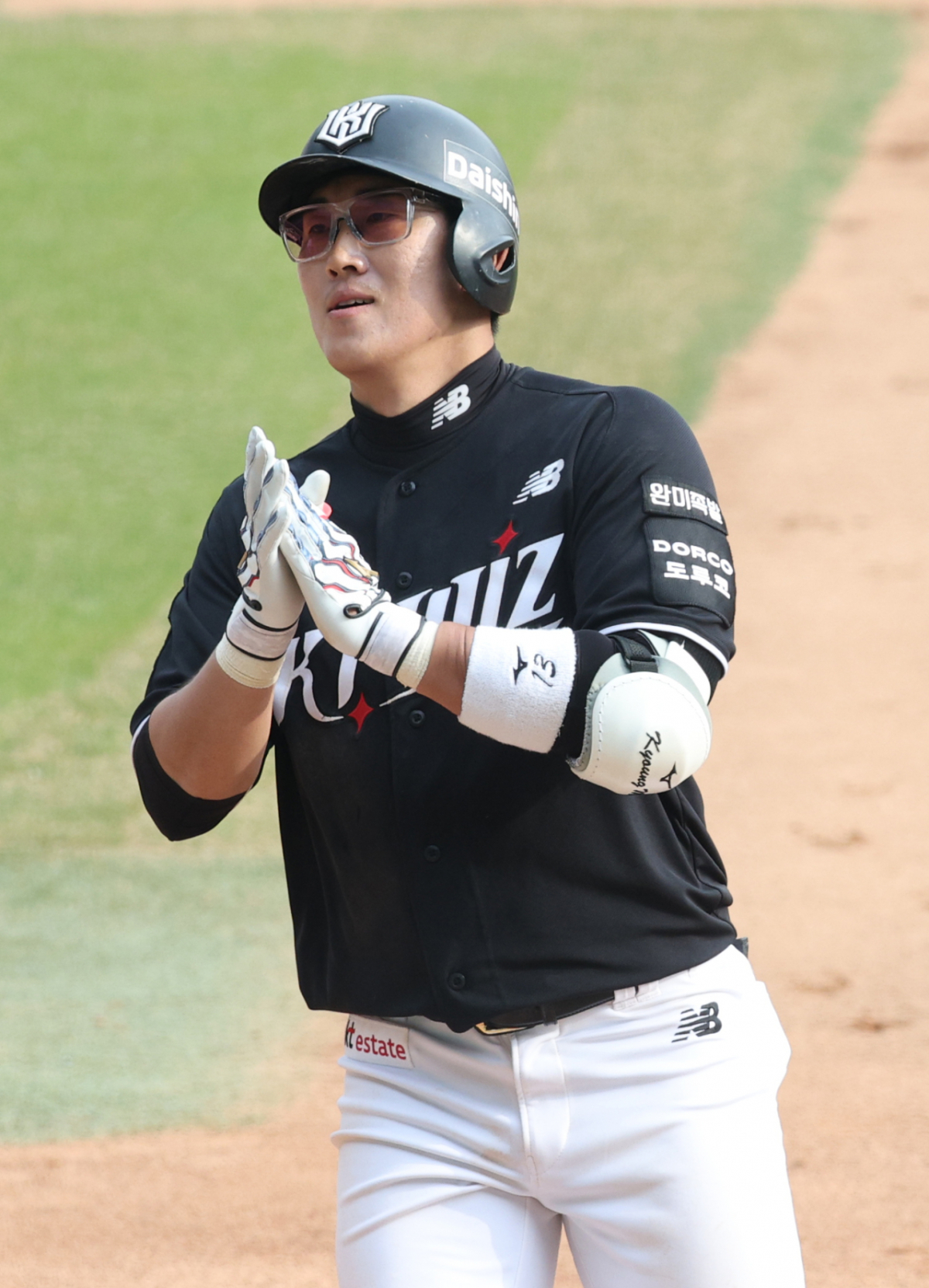 2026 신한 SOL Bank KBO리그 LG 트윈스 대 KT 위즈 경기가 29일 서울 잠실야구장에서 열렸다. KT 허경민이 6회초 2사 1루에서 LG 김진성을 상대로 동점 좌월 2점 홈런을 날리고 홈인하고 있다. /사진=김진경 kim.jinkyung@
