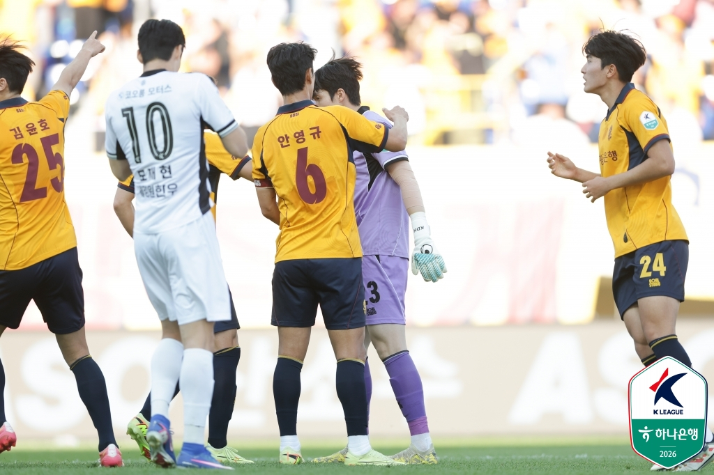 광주FC 골키퍼 김동화가 페널티킥 선방 이후 동료들의 축하를 받고 있다. /사진=한국프로축구연맹 제공