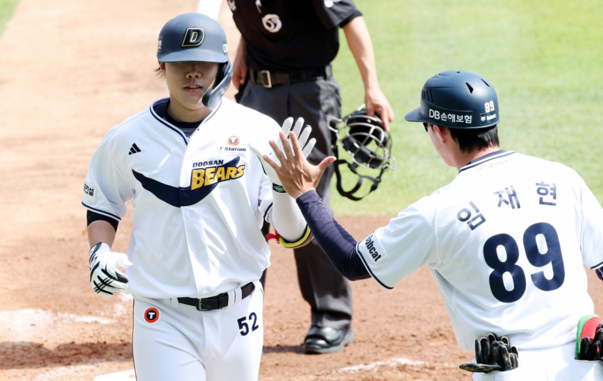 2026 신한 SOL KBO리그 두산 베어스 대 SSG 랜더스 경기가 10일 서울 잠실야구장에서 열렸다. 두산 박준순이 3회말 무사에서 SSG 선발 최민준을 상대로 좌월 1점 홈런을 날리고 홈인하고 있다. /사진=김진경 대기자