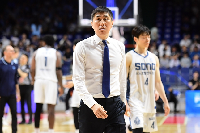 이상민 감독이 10일 오후 4시 30분 부산 사직실내체육관에서 열린 LG전자 2025~2026 프로농구 챔피언결정전(7전 4선승제) 4차전 경기 중 관중석쪽을 바라보고 있다.