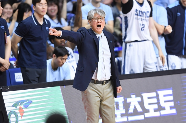 손창환 고양 소노 감독이 10일 오후 4시 30분 부산 사직실내체육관에서 열린 LG전자 2025~2026 프로농구 챔피언결정전(7전 4선승제) 4차전 경기 중 작전 지시하고 있다.