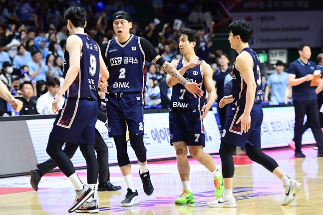 10일 오후 4시 30분 부산 사직실내체육관에서 열린 LG전자 2025~2026 프로농구 챔피언결정전(7전 4선승제) 4차전 경기 중 부산KCC 선수단. /사진=KBL 제공
