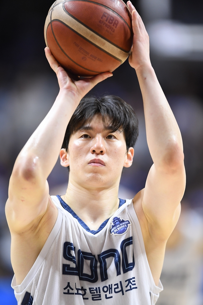 이정현이 10일 오후 4시 30분 부산 사직실내체육관에서 열린 LG전자 2025~2026 프로농구 챔피언결정전(7전 4선승제) 4차전 경기 중 슛을 시도하고 있다. /사진=KBL 제공