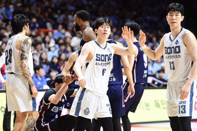 이정현이 10일 오후 4시 30분 부산 사직실내체육관에서 열린 LG전자 2025~2026 프로농구 챔피언결정전(7전 4선승제) 4차전 경기 중 임동섭(오른쪽)과 하이파이브하고 있다. /사진=KBL 제공